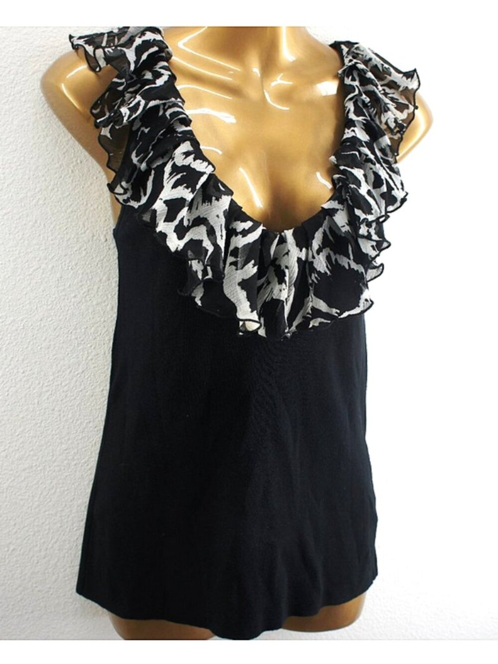 White House Black Market Ruffle V-Neck Sweater Tank Top size M